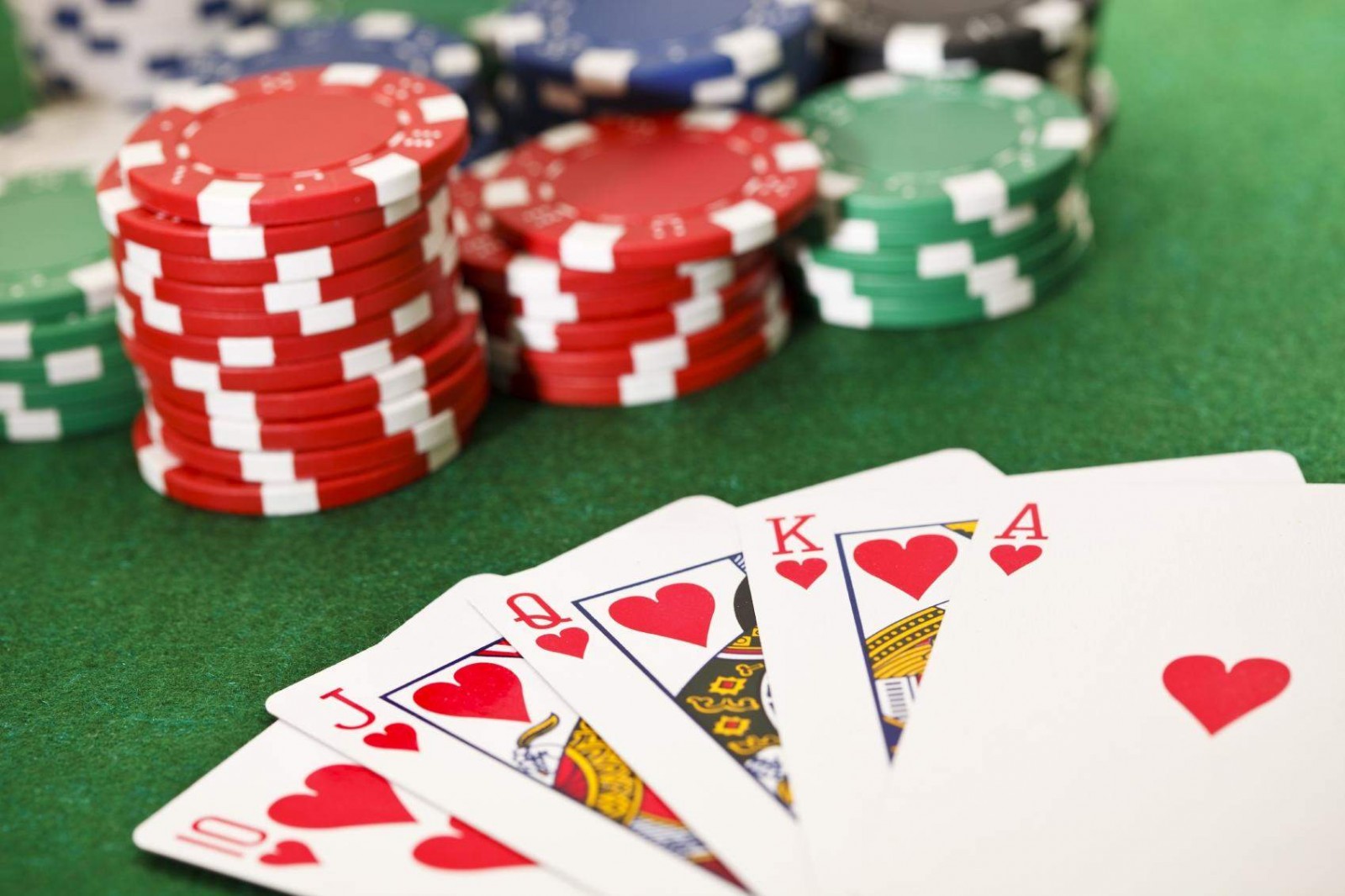 Flash draw in poker: chances of strengthening