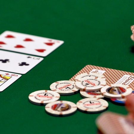 What are connectors in poker?