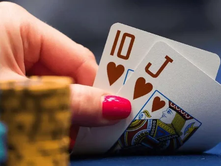 Flush draw in poker: improvement odds and optimal play strategies