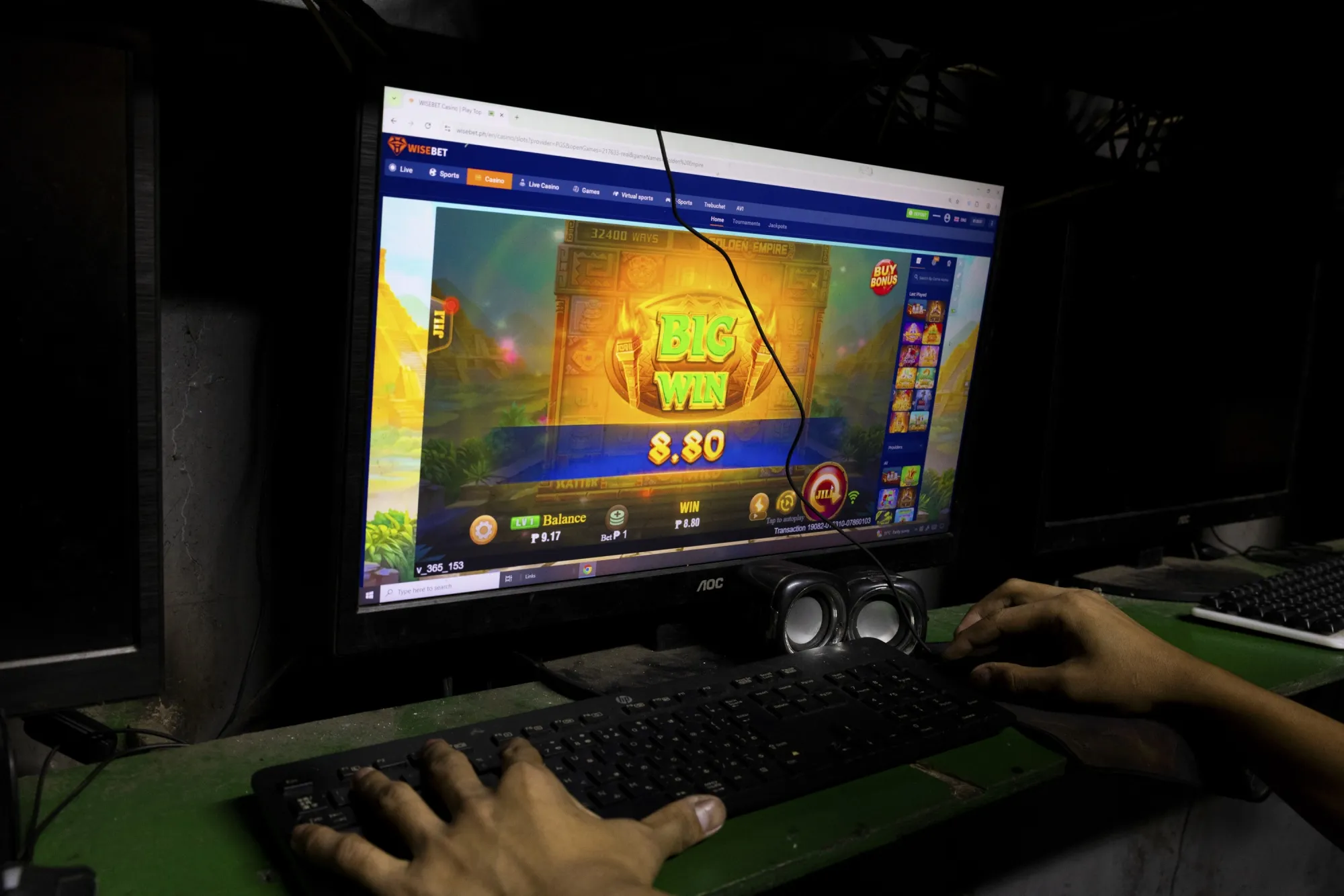 How do online casinos work behind the scenes